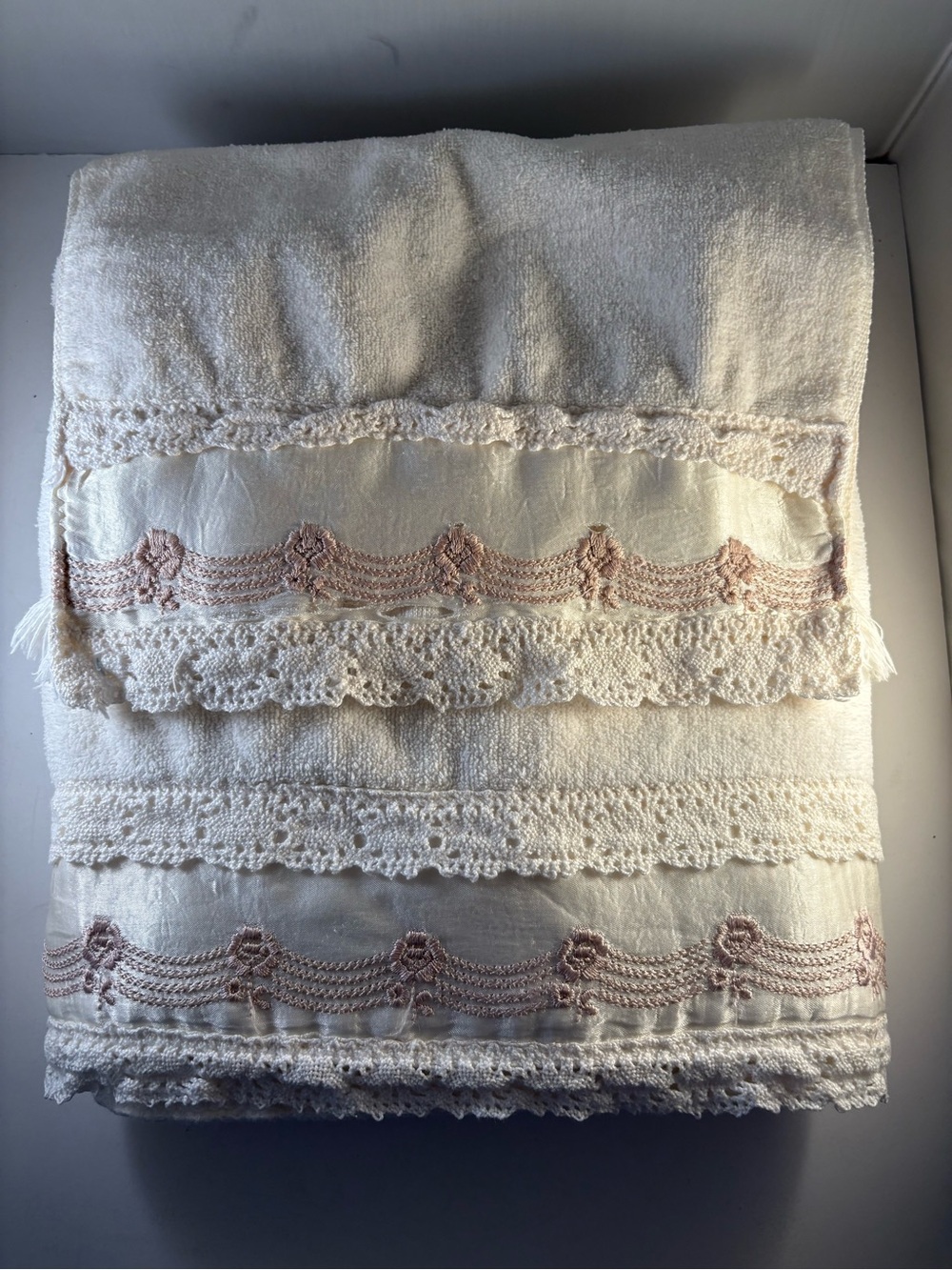 Vintage Avanti Towel Set 2‎ Piece Cream Pink Lace Satin Trim Cottagecore  1978